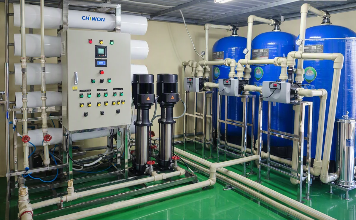 Cụm màng lọc RO và bơm cao áp trong dây chuyền lọc nước tinh khiết ATL